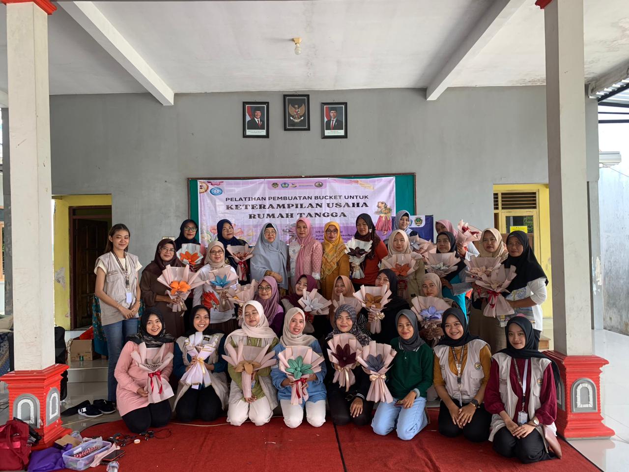 DORONG KREATIVITAS KADER PKK MELALUI PELATIHAN MEMBUAT BOUQUET