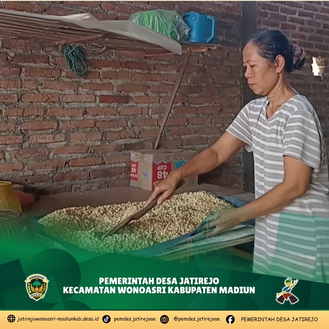 WARGA DESA JATIREJO MANDIRI BERBISNIS : TEMPE BUNTEL GODHONG BU SRI BUDI ASIH TAK LEKANG ZAMAN
